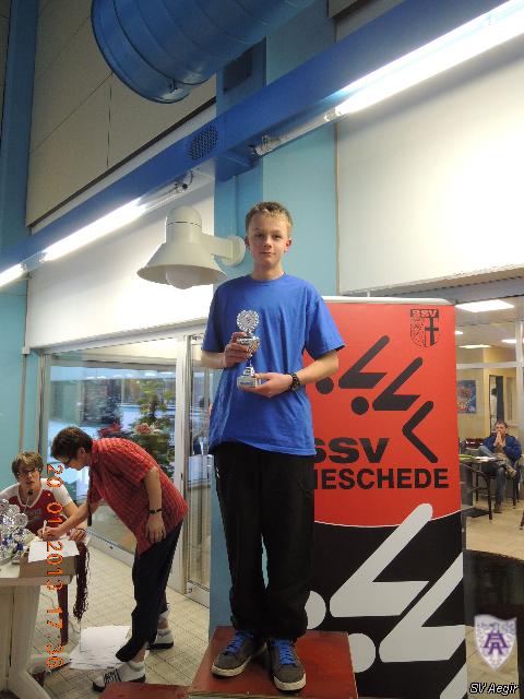 Fabian Schulze mit Pokal.