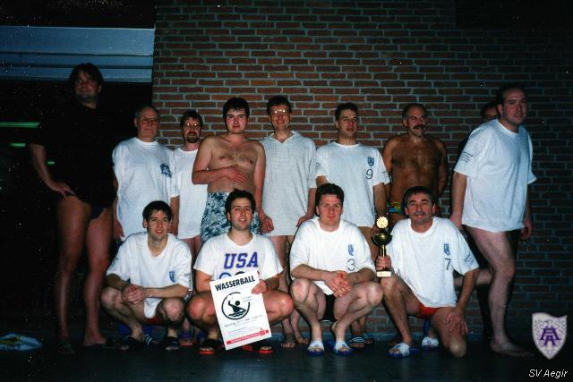 Die Mannschaft beim ersten Turniersieg 1996. Allerdings war das Tor nach der Vorrunde kaputt gegangen, so dass die Endrunde im 4-Meter-Werfen ausgetragen wurde. Lucky winner...